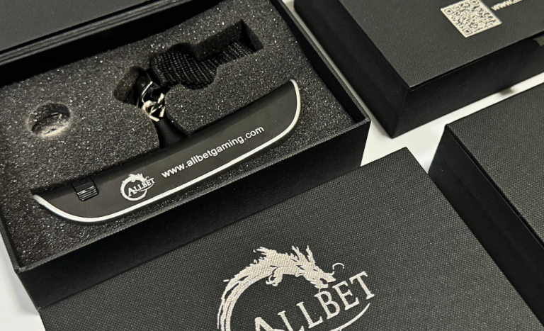 A photo of a customized gift set with a luggage scale in a rigid box.
