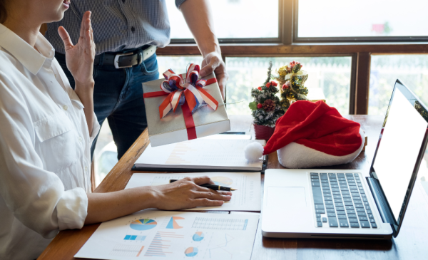 A-man-giving-a-gift-to-a-woman