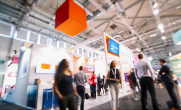 Blurry-image-of-a-trade-show